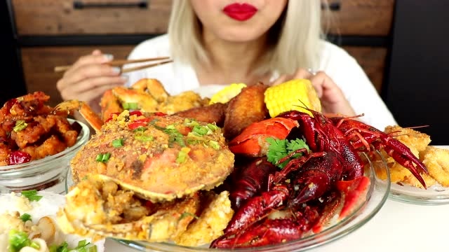 白发美女吃海鲜大餐,螃蟹,小龙虾,扇贝每一样都馋的我流口水