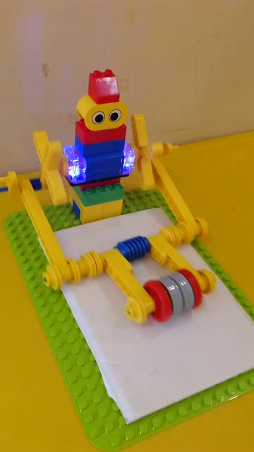 孩子用开智积木搭建的擀面机器人
