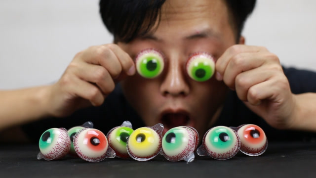 试吃网上超火的"眼珠糖",一百多一斤,第一次吃这也太吓人了吧