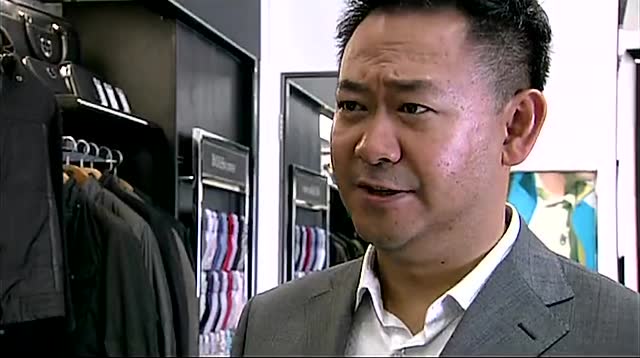 穷小子翻身当老板,带媳妇买戒子被服务员瞧不起