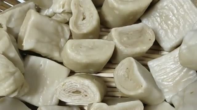 死面饼子死面馍馍就是好吃,或许在农村才能吃到这样的面食,太好吃了!