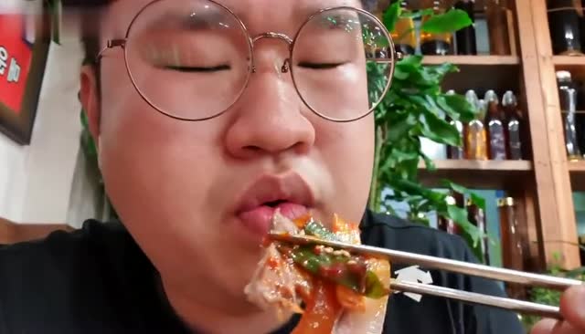 韩国大胃王胖哥,试吃五花肉和泡菜,肥而不腻太解馋了
