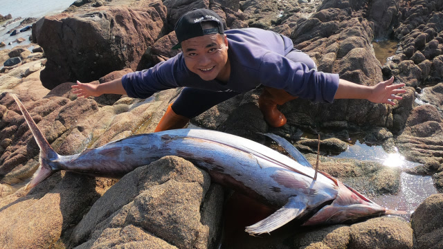 大熊赶海抽水坑,抽水机中途罢工,却遇海浪打上来的巨型百斤海货