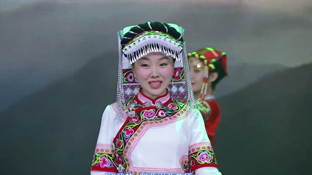 歌手肖洋演唱《走进阿西里西》醉美民族风!