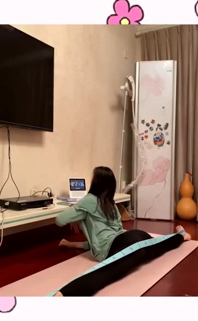 不愧是舞蹈老师,居然在家这样练习一字马,眼前一幕,有功底啊!