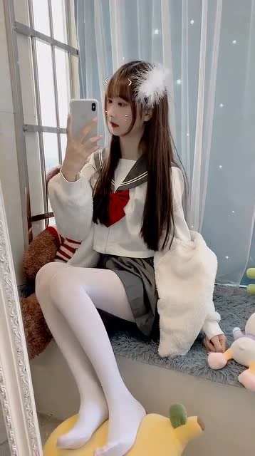 萝莉小姐姐喜欢搭配乳白色丝袜甜美又性感