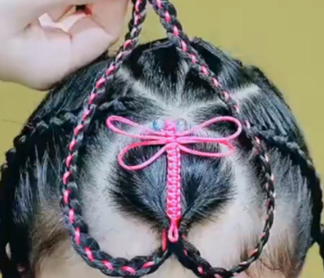 今年很火的儿童蜻蜓编发发型,头发多少都能扎,既简单又洋气!