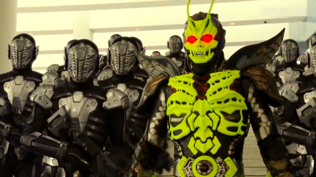 或人被异类01与大量机器人围住!此时他们来了!上吧人类!