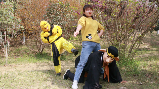 西游搞笑视频:八戒让美女当马骑,看悟空如何搞破坏!太搞笑了