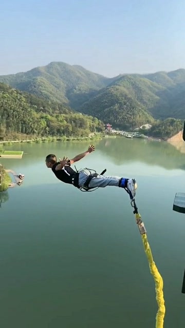 这就是蹦极教练的蹦极姿势,真是太帅了!