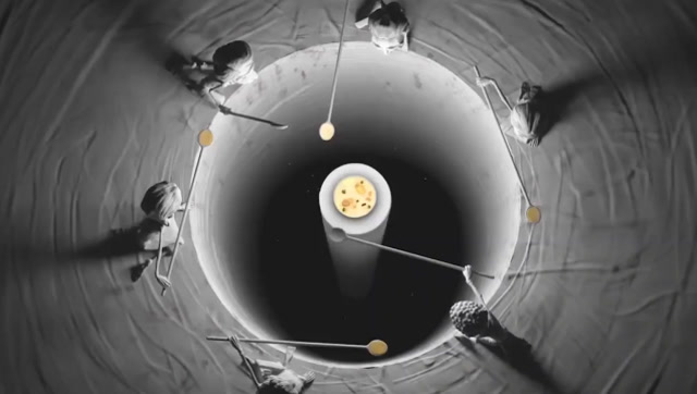 地狱的人怎么吃饭?因为勺子太长,他们永远也吃不到面前的肉汤!