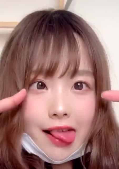 美女吐舌头的样子像极了爱情