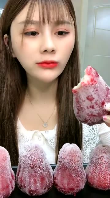 吃冰小姐姐吃冰块,真怕她咯到牙,不过声音真好听