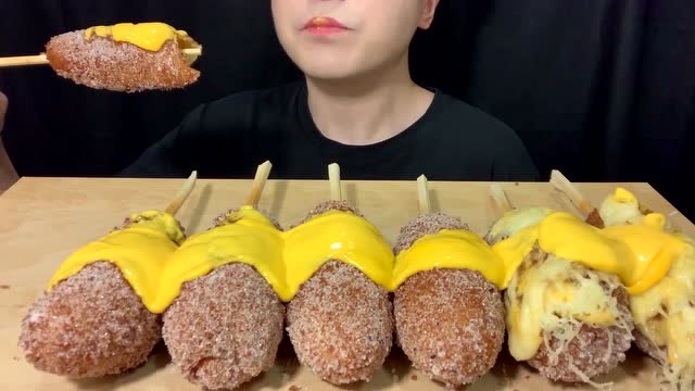 韩国吃播:小伙吃芝士热狗,满满的芝士,吃得太香了