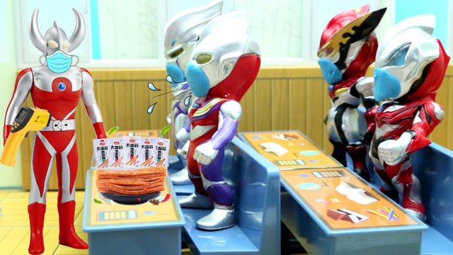 疫情好转迪迦在学校偷吃辣条呛的咳嗽!奥特之父带他去防疫中心