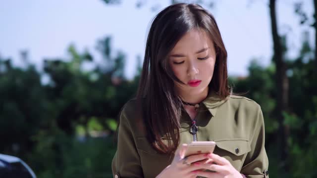 暖爱:霍栀一个人到达目的地,被神秘人骑摩托车撞,有惊无险!