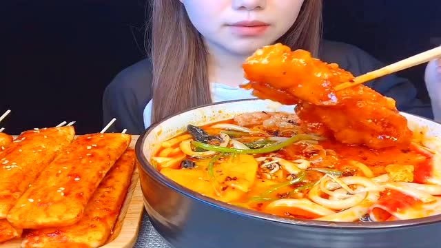 美食吃播:大胃王美女大口吃吸汁油条,大口吃的真香!