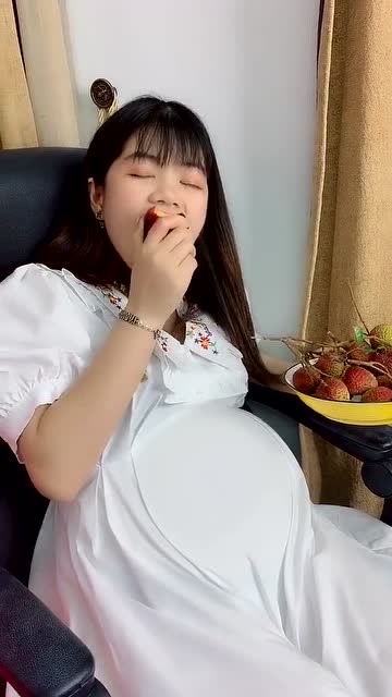 哈哈女人吃东西肚子都会变大吗