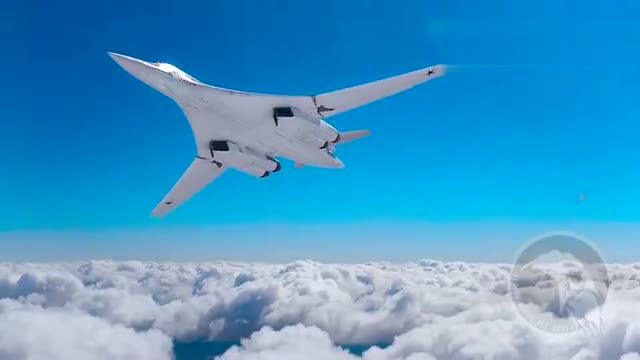 艺术与结合,俄军图-160远程战略轰炸机起飞!