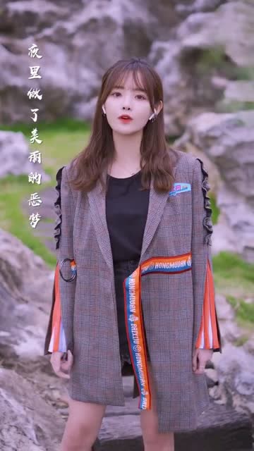 女神兔子牙唱大火的《来自天堂的魔鬼》,很好听,衣服也很个性!