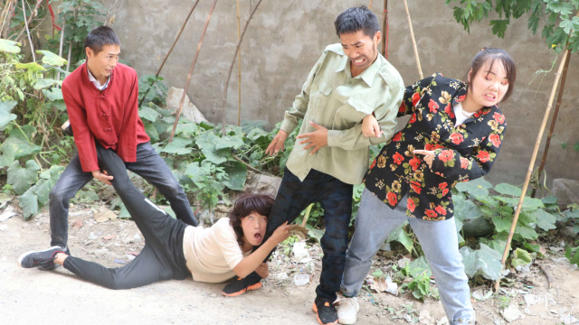 光棍花八万娶了个洋媳妇,没想媳妇洗完澡后把光棍吓的哭爹喊娘!