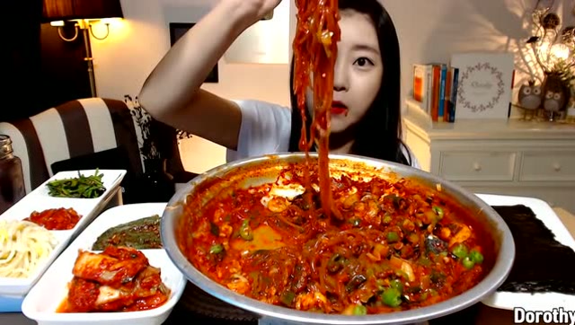 韩国美女宽粉小姐姐多萝西吃播海鲜套餐粉条好多的青阳辣椒