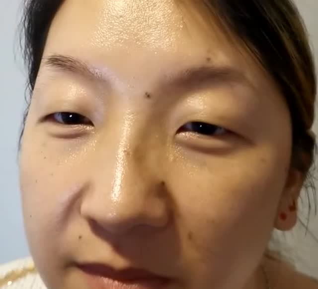 高低眉的女顾客纹完眉毛,一看镜子竟然呆住了