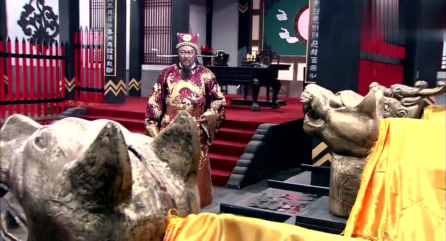 皇上要求包拯斩王爷,包拯看着眼前的龙头铡,心情却是无比的沉重