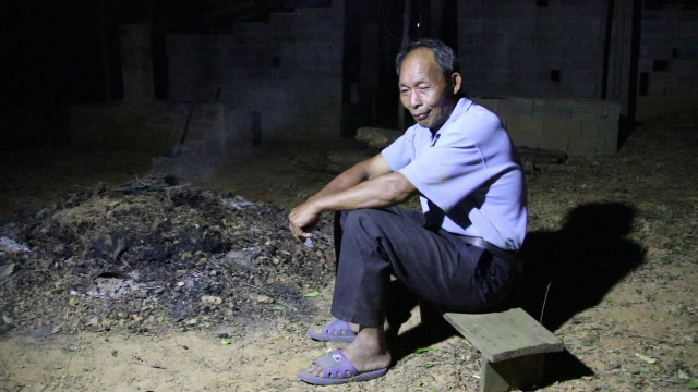 前妻与养女相继去世,二婚妻子又携款跑了,他自称是命苦的男人