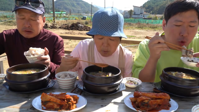 韩国农村家庭一顿饭,大妈控制儿子饭量一人一锅,这下吃得更爽了