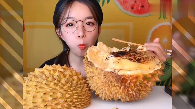 美女极限挑战吃一整个榴莲,一口下去超过瘾,是我向往的生活