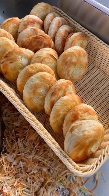 黄金饼馍酥酥脆脆,是肉夹馍的灵魂