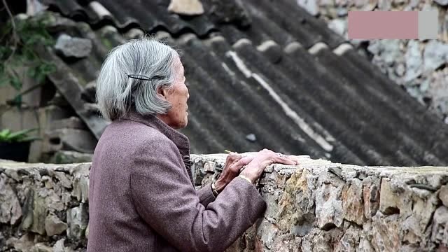 这是个孤独的老人,每天都是一个人,看了她的背影让人泪目!