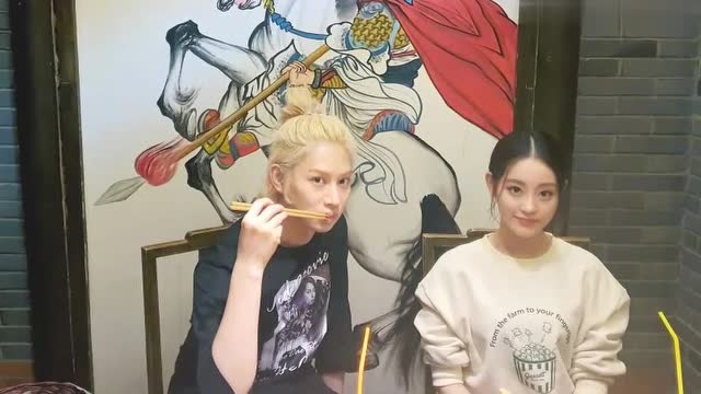 追星成功!金希澈晒与祝绪丹合影大夸对方热情漂亮