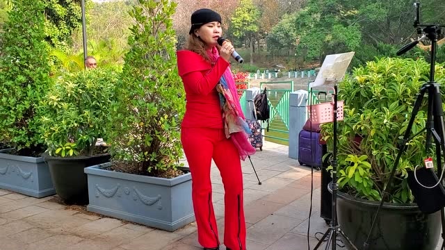 街头歌手刘冰冰献唱情歌《爱你一万年》好听极了