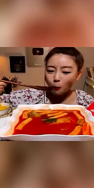 韩国吃播,多萝西吃红油辣椒年糕,吃相也太好看了