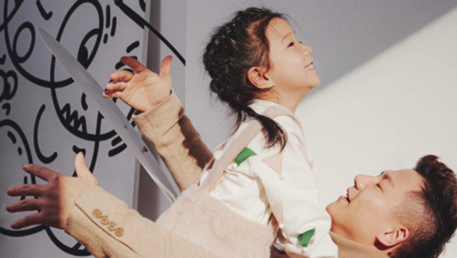 陈一冰和女儿冬季时尚大片曝光 父女嬉戏画面温馨可爱