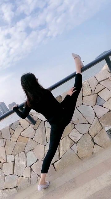 面朝大海表演一字马,这样的背影美如画!