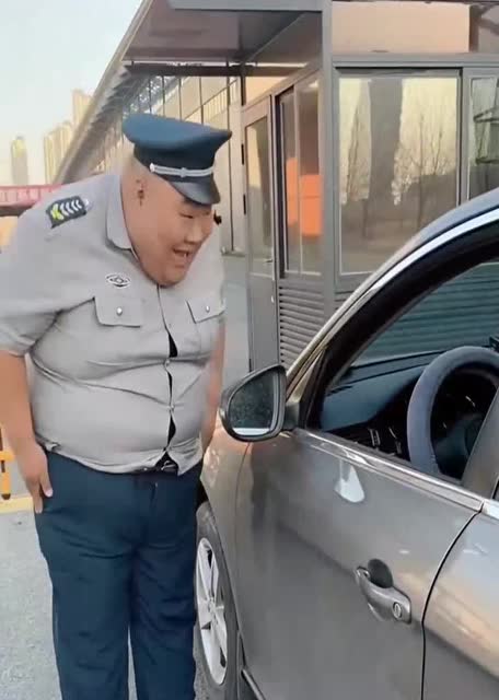 经理安排胖保安买菜,经理回家交差,结果被家法伺候,都怪胖保安