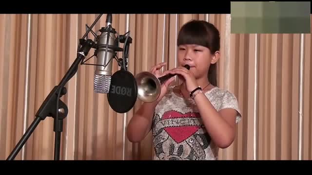 小姑娘唢呐演奏《秦雪梅》小小年纪就吹的这么好!前途无量!