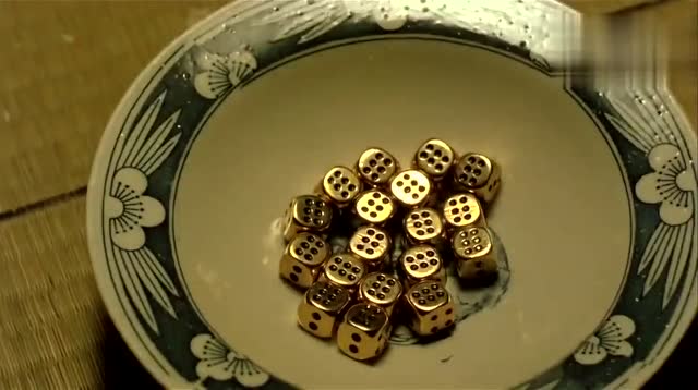 大b哥18颗骰子全是六,豹子中豹子,结果张家辉用了一个手指头赢了他