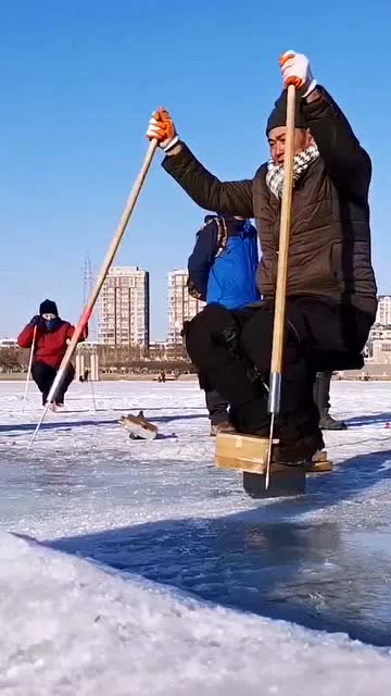 大爷自制滑雪工具,命名航母霸气测漏,这一般人玩不来!