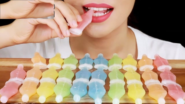 挑战美食吃:妹子吃吃软糖小瓶子很好吃