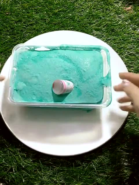 看小姐姐玩冰山泥,不自觉的更喜欢她的手!