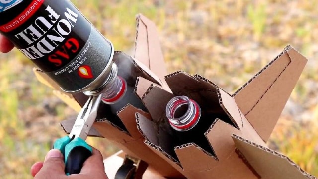 老外利用可乐制作喷气式飞机,起飞过程燃爆真实战机,网友:蒂花之秀