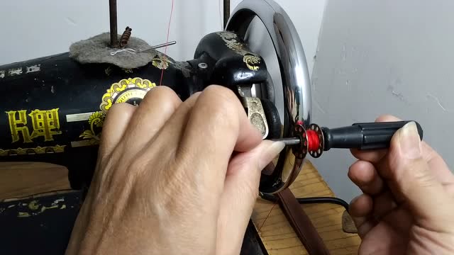 家用老式缝纫机绕线器坏了用一枚螺丝刀就能轻松绕底线