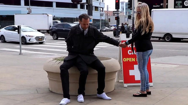 "三条腿"的男人出门,还能正常走路吗?路人看后神情复杂