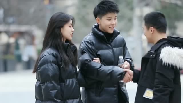 现在00后都这么谈恋爱的嘛?不让别的男孩碰女朋友手,真是长见识了!