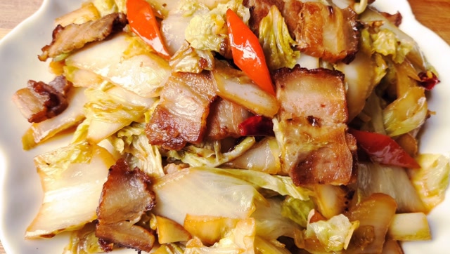 大厨教你五花肉炒白菜,只要掌握这一步骤,肉香而不腻,没有腥味