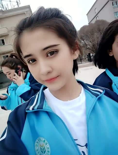 新疆女生长相图片